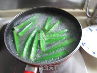 蒜茸粉丝蒸秋葵的做法步骤：3