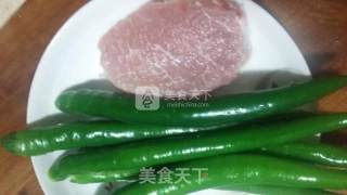 青椒炒肉丝的做法步骤：1