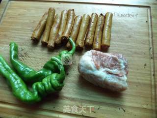 豆腐卷炒肉的做法步骤：1