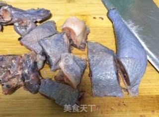 蒜香砂锅土鸡汤的做法步骤：2