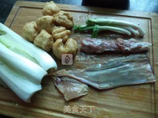 鱿鱼白菜肉丝的做法步骤：1