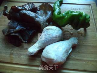 木耳鸡丁的做法步骤：1