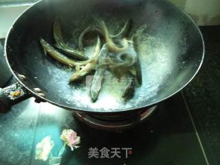 西芹焖泥湫的做法步骤：5