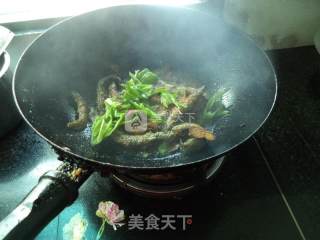 西芹焖泥湫的做法步骤：12