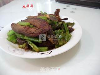 西芹焖泥湫的做法步骤：16