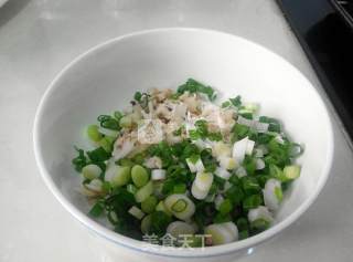 陕西特色面条之——葱油香菇菠菜面的做法步骤：2