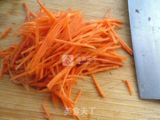 胡萝卜丝炒面的做法步骤：2
