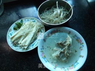 猪肉金针菇粉丝汤的做法步骤：2