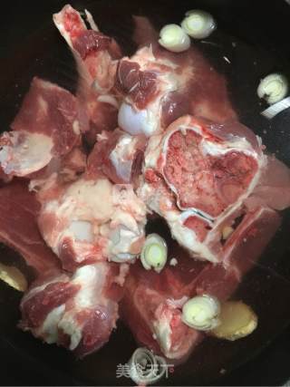 大骨头炖酸菜的做法步骤：1