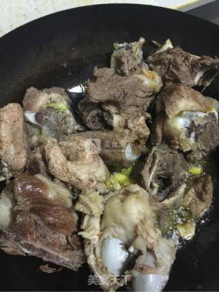 大骨头炖酸菜的做法步骤：5