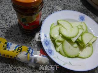 牛肉酱墨鱼丸炒西葫芦的做法步骤：1