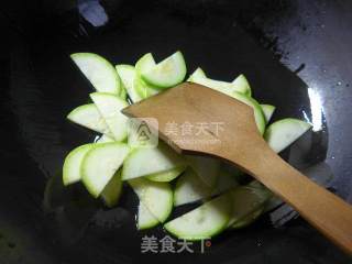 牛肉酱墨鱼丸炒西葫芦的做法步骤：3