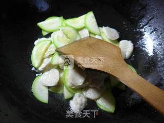 牛肉酱墨鱼丸炒西葫芦的做法步骤：5