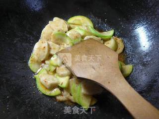 牛肉酱墨鱼丸炒西葫芦的做法步骤：8