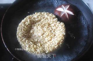 炸酱方便面的做法步骤：1