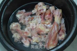 鸡骨汤火锅的做法步骤：1
