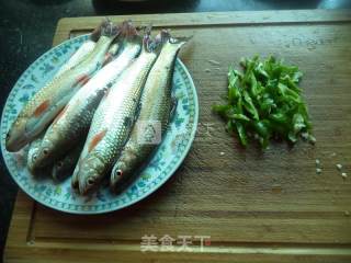 青椒河鱼的做法步骤：1