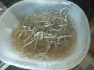 酸辣鸡蛋粉丝的做法步骤：1