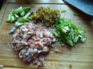 炒酸辣驴肉----大喜大牛肉调味料版的做法步骤：2
