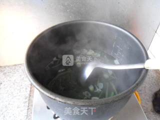 菠菜叶蛋花汤的做法步骤：3