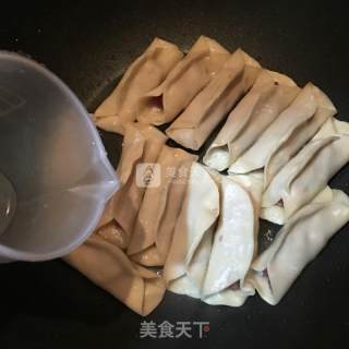 鲜肉锅贴的做法步骤：5