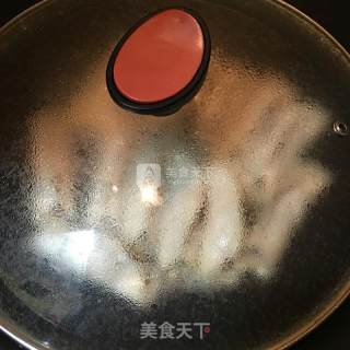 鲜肉锅贴的做法步骤：6