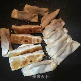 鲜肉锅贴的做法步骤：7