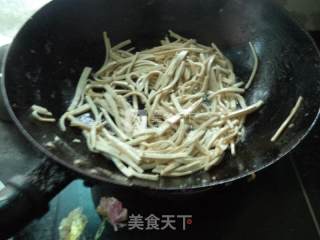 芹菜墨鱼木耳豆腐丝的做法步骤：4