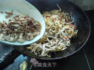 芹菜墨鱼木耳豆腐丝的做法步骤：10