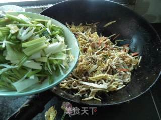 芹菜墨鱼木耳豆腐丝的做法步骤：12