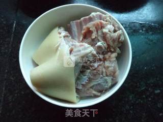墨鱼羊肉汤的做法步骤：1