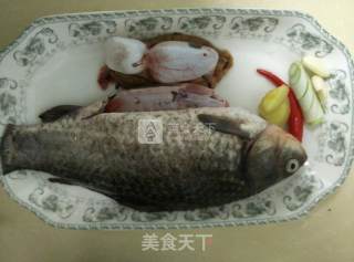 酱烧鲫鱼的做法步骤：1