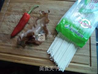 包菜丝炒面的做法步骤：1