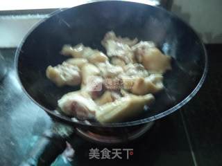 土豆蒸猪蹄---宴客菜的做法步骤：3