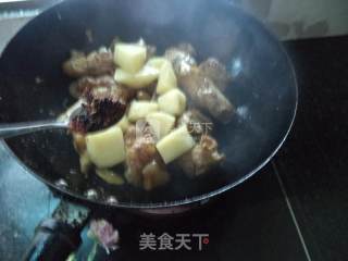 土豆蒸猪蹄---宴客菜的做法步骤：7