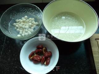 莲子红枣糯乌鸡的做法步骤：1