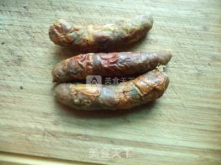 腊肠蒸红萝卜的做法步骤：1