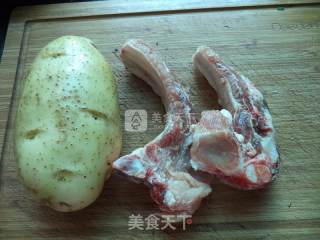 土豆蒸排骨的做法步骤：1