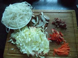 包菜香菇肉丝炒河粉的做法步骤：1