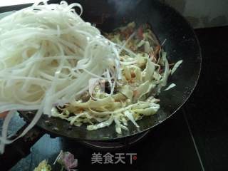 包菜香菇肉丝炒河粉的做法步骤：8