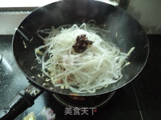 包菜香菇肉丝炒河粉的做法步骤：11