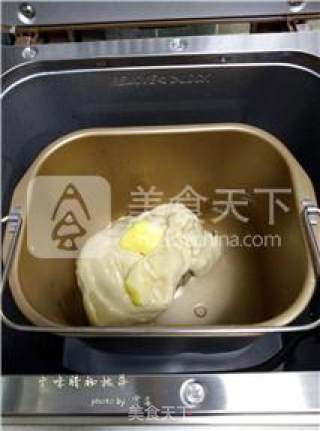 【腊味季】广味腊肠披萨的做法步骤：2