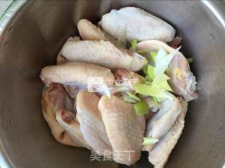炸鸡翅的做法步骤：1