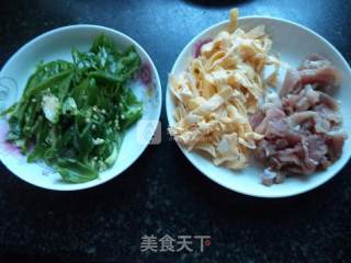 青椒蛋皮肉丝的做法步骤：1