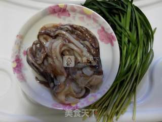 韭菜炒鱿鱼的做法步骤：1