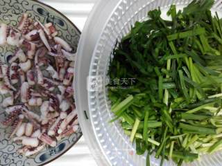 韭菜炒鱿鱼的做法步骤：2