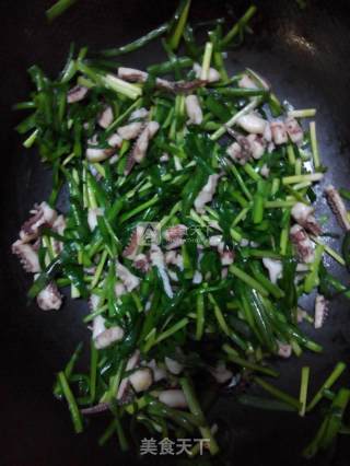 韭菜炒鱿鱼的做法步骤：3