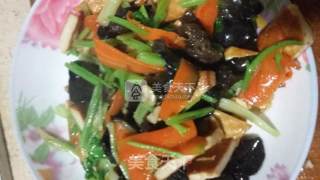 芹菜香干炒木耳的做法步骤：3
