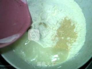 酥粒蔓越莓面包的做法步骤：2