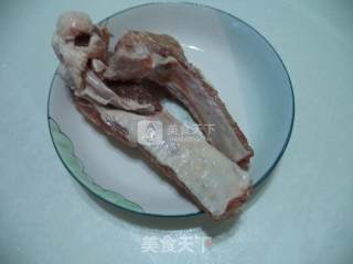 红萝卜烧排骨的做法步骤：1